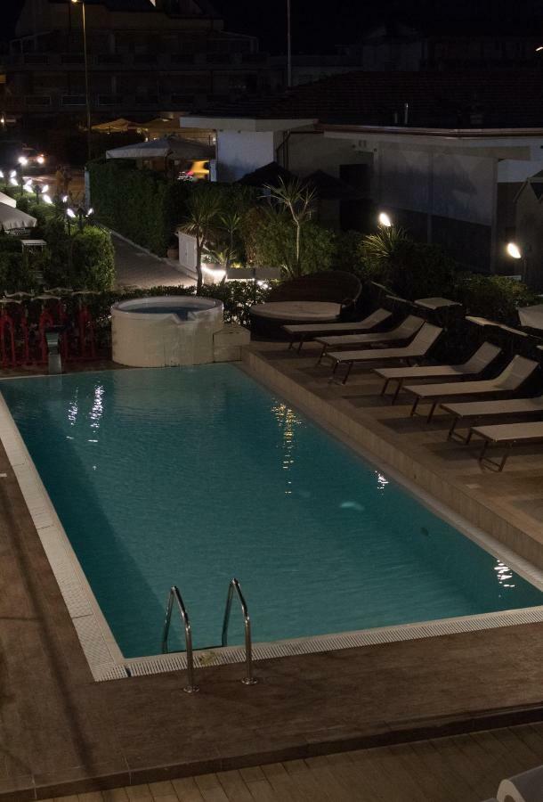 Hotel Delfino Marina Di Carrara Exterior foto